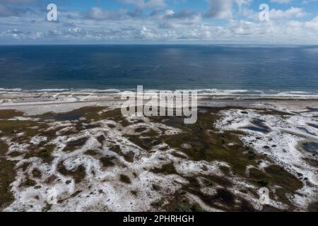 Un'immagine aerea della spiaggia di sabbia bianca di Pensacola, Panhandle, Florida. Selvaggia spiaggia naturale preservata, l'oceano è calmo, il cielo blu è pieno di nuvole Foto Stock