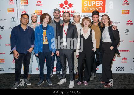 Toronto, Canada. 28th Mar, 2023. Anthony Fung, Scott Simpson, Tyler Barish, Jonah Venneri, Sonny Atkins, Adam Madrzyk, Natalie Vaughan-Graham, Dan Slater e Sara Taylor partecipano al Red Carpet “Mammaa's Boy” durante il Canadian Film Festival a Scotiabank a Toronto. Il Canadian Film Fest è un'organizzazione senza scopo di lucro la cui missione è celebrare l'arte della narrazione cinematografica attraverso la presentazione esclusiva di film canadesi. Il festival unisce il pubblico appassionante di cinema con una vasta selezione di caratteristiche e shorts da tutto il paese. Credit: SOPA Images Limited/Alamy Live News Foto Stock