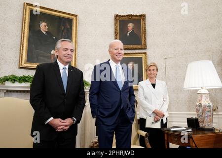 Washington, Stato di Vereinigte. 29th Mar, 2023. Il Presidente degli Stati Uniti Joe Biden incontra il Presidente argentino Alberto Fernández nell'Ufficio ovale della Casa Bianca di Washington, DC, il 29 marzo 2023. Credito: Yuri Gripas/Pool tramite CNP/dpa/Alamy Live News Foto Stock