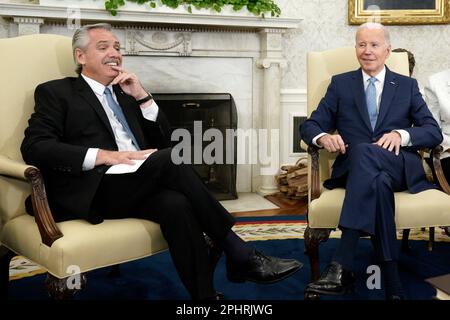 Washington, Stato di Vereinigte. 29th Mar, 2023. Il Presidente degli Stati Uniti Joe Biden incontra il Presidente argentino Alberto Fernández nell'Ufficio ovale della Casa Bianca di Washington, DC, il 29 marzo 2023. Credito: Yuri Gripas/Pool tramite CNP/dpa/Alamy Live News Foto Stock