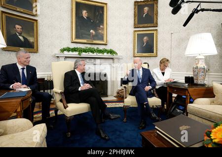 Washington, Stato di Vereinigte. 29th Mar, 2023. Il Presidente degli Stati Uniti Joe Biden incontra il Presidente argentino Alberto Fernández nell'Ufficio ovale della Casa Bianca di Washington, DC, il 29 marzo 2023. Credito: Yuri Gripas/Pool tramite CNP/dpa/Alamy Live News Foto Stock