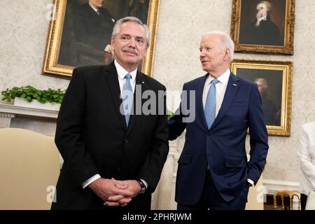 Washington, Stato di Vereinigte. 29th Mar, 2023. Il Presidente degli Stati Uniti Joe Biden incontra il Presidente argentino Alberto Fernández nell'Ufficio ovale della Casa Bianca di Washington, DC, il 29 marzo 2023. Credito: Yuri Gripas/Pool tramite CNP/dpa/Alamy Live News Foto Stock