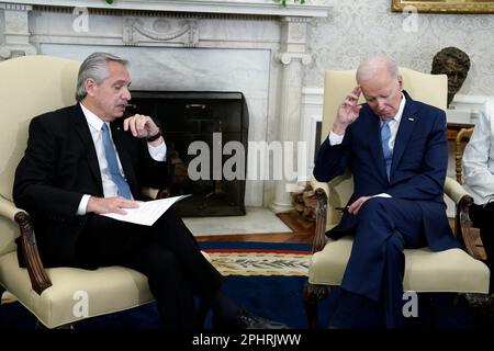 Washington, Stato di Vereinigte. 29th Mar, 2023. Il Presidente degli Stati Uniti Joe Biden incontra il Presidente argentino Alberto Fernández nell'Ufficio ovale della Casa Bianca di Washington, DC, il 29 marzo 2023. Credito: Yuri Gripas/Pool tramite CNP/dpa/Alamy Live News Foto Stock