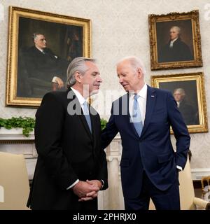 Washington, Stato di Vereinigte. 29th Mar, 2023. Il Presidente degli Stati Uniti Joe Biden incontra il Presidente argentino Alberto Fernández nell'Ufficio ovale della Casa Bianca di Washington, DC, il 29 marzo 2023. Credito: Yuri Gripas/Pool tramite CNP/dpa/Alamy Live News Foto Stock