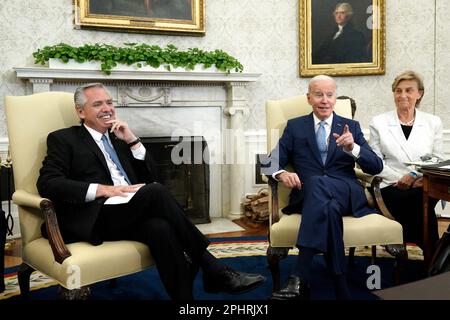 Washington, Stato di Vereinigte. 29th Mar, 2023. Il Presidente degli Stati Uniti Joe Biden incontra il Presidente argentino Alberto Fernández nell'Ufficio ovale della Casa Bianca di Washington, DC, il 29 marzo 2023. Credito: Yuri Gripas/Pool tramite CNP/dpa/Alamy Live News Foto Stock