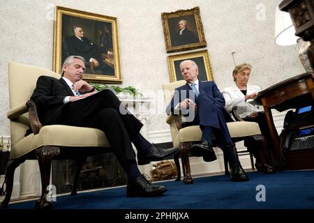 Washington, Stato di Vereinigte. 29th Mar, 2023. Il Presidente degli Stati Uniti Joe Biden incontra il Presidente argentino Alberto Fernández nell'Ufficio ovale della Casa Bianca di Washington, DC, il 29 marzo 2023. Credito: Yuri Gripas/Pool tramite CNP/dpa/Alamy Live News Foto Stock