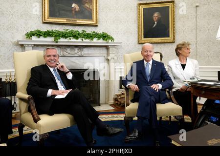 Washington, Stato di Vereinigte. 29th Mar, 2023. Il Presidente degli Stati Uniti Joe Biden incontra il Presidente argentino Alberto Fernández nell'Ufficio ovale della Casa Bianca di Washington, DC, il 29 marzo 2023. Credito: Yuri Gripas/Pool tramite CNP/dpa/Alamy Live News Foto Stock