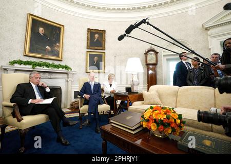 Washington, Stato di Vereinigte. 29th Mar, 2023. Il Presidente degli Stati Uniti Joe Biden incontra il Presidente argentino Alberto Fernández nell'Ufficio ovale della Casa Bianca di Washington, DC, il 29 marzo 2023. Credito: Yuri Gripas/Pool tramite CNP/dpa/Alamy Live News Foto Stock