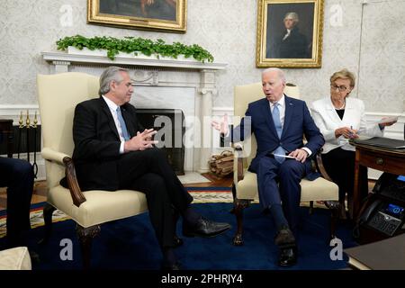 Washington, Stato di Vereinigte. 29th Mar, 2023. Il Presidente degli Stati Uniti Joe Biden incontra il Presidente argentino Alberto Fernández nell'Ufficio ovale della Casa Bianca di Washington, DC, il 29 marzo 2023. Credito: Yuri Gripas/Pool tramite CNP/dpa/Alamy Live News Foto Stock