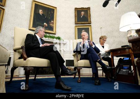 Washington, Stato di Vereinigte. 29th Mar, 2023. Il Presidente degli Stati Uniti Joe Biden incontra il Presidente argentino Alberto Fernández nell'Ufficio ovale della Casa Bianca di Washington, DC, il 29 marzo 2023. Credito: Yuri Gripas/Pool tramite CNP/dpa/Alamy Live News Foto Stock