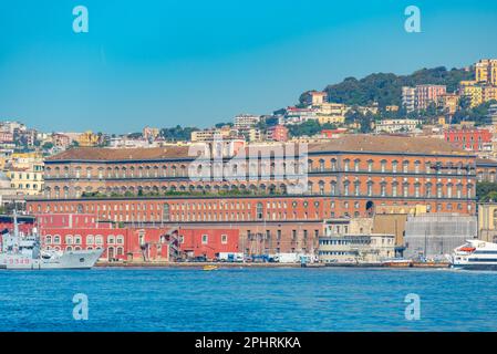 Palazzo reale di Napoli visto dal mare, Italia. Foto Stock