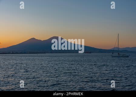 Tramonto sul vulcano Vesuvio in Italia. Foto Stock