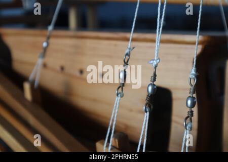 Parte in miniatura di una nave a vela in legno su un banco di stand Foto isolato Foto Stock