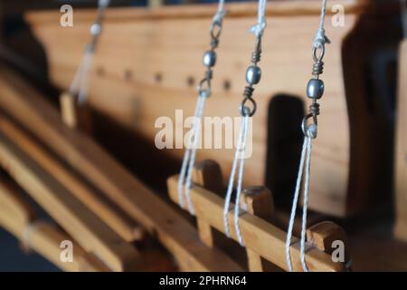 Parte in miniatura di una nave a vela in legno su un banco di stand Foto isolato Foto Stock