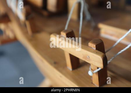 Parte in miniatura di una nave a vela in legno su un banco di stand Foto isolato Foto Stock