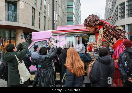 Londra, Regno Unito. 29 marzo 2023. Pupi gigante Little Amal cammina intorno alla Torre di Londra. © Waldemar Sikora Foto Stock