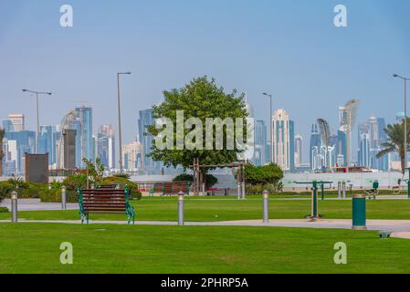 Skyline di Doha - la capitale del Qatar - viewe dal souq waqif Park. Foto Stock