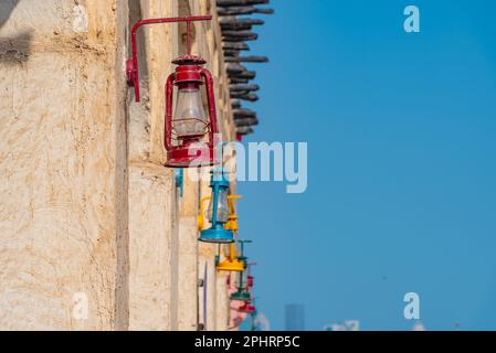 Una vecchia lampada a olio al souq waqif a Doha, Qatar. Foto Stock