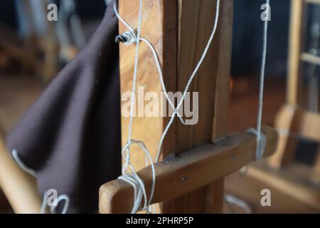 Parte in miniatura di una nave a vela in legno su un banco di stand Foto isolato Foto Stock