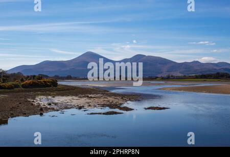 Le Mourne Mountains nell'Irlanda del Nord sono state prese dalla Dundrum Bay con la bassa marea Foto Stock