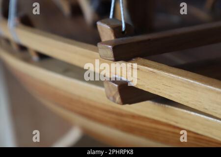 Parte in miniatura di una nave a vela in legno su un banco di stand Foto isolato Foto Stock