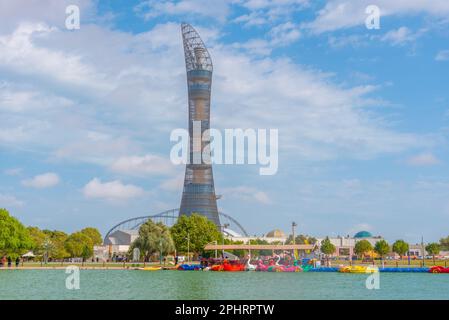 La torre della torcia a Doha è vista dal parco Aspire, Qatar. Foto Stock