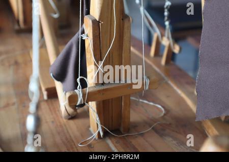 Parte in miniatura di una nave a vela in legno su un banco di stand Foto isolato Foto Stock