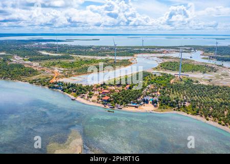 Veduta aerea dei campi agricoli trascurati dalle turbine eoliche a Kalpitiya in Sri Lanka. Foto Stock