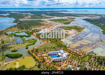 Veduta aerea dei campi agricoli trascurati dalle turbine eoliche a Kalpitiya in Sri Lanka. Foto Stock