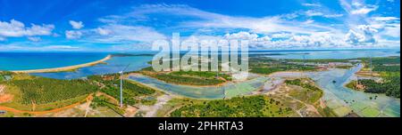 Veduta aerea dei campi agricoli trascurati dalle turbine eoliche a Kalpitiya in Sri Lanka. Foto Stock
