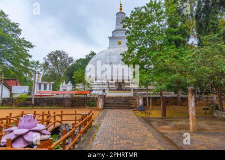 Stupa bianca al sito della statua del buddha di Aukana in Sri Lanka. Foto Stock
