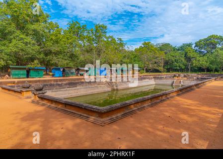 Kuttam Pokuna doppio stagno a Annuradhapura in Sri Lanka. Foto Stock