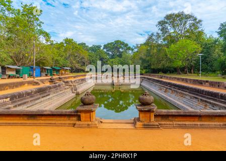 Kuttam Pokuna doppio stagno a Annuradhapura in Sri Lanka. Foto Stock