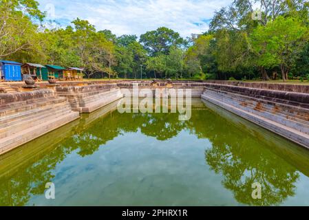 Kuttam Pokuna doppio stagno a Annuradhapura in Sri Lanka. Foto Stock