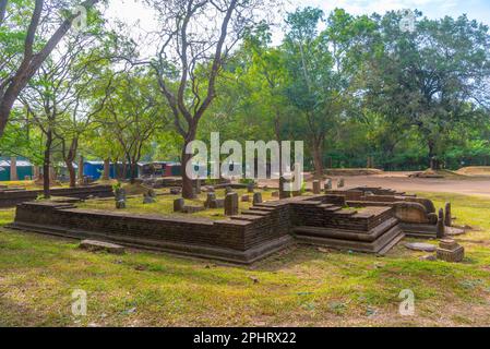 Kuttam Pokuna doppio stagno a Annuradhapura in Sri Lanka. Foto Stock