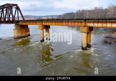 L'acqua alta del fiume Neosho (noto anche come Grand River) colpisce le pile di cemento del Grand Bridge a Fort Gibson, Oklahoma. Foto Stock