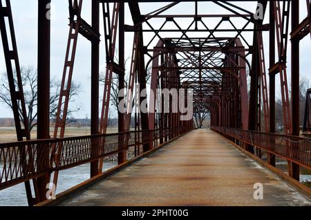 Grand Bridge sul fiume Neosho (alias Grand) a Fort Gibson, Oklahoma, Stati Uniti, Stati Uniti STATI UNITI. Foto Stock