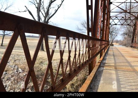 Grand Bridge sul fiume Neosho (alias Grand) a Fort Gibson, Oklahoma, Stati Uniti, Stati Uniti STATI UNITI. Guardando verso il basso la ringhiera. Foto Stock