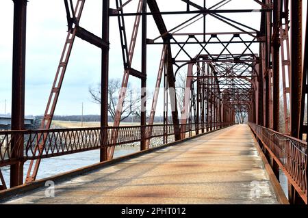 Grand Bridge sul fiume Neosho (alias Grand) a Fort Gibson, Oklahoma, Stati Uniti, Stati Uniti STATI UNITI. Foto Stock