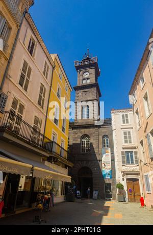Vista sulle facciate e la torre dell'orologio da Place de la Republique in Issoire, Auvergne. Francia Foto Stock