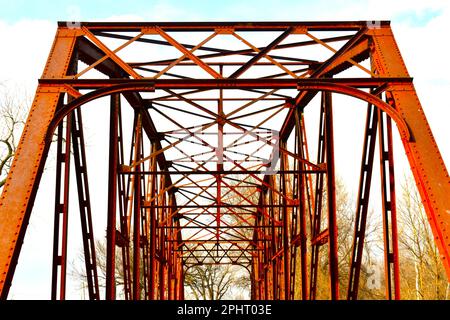 Grand Bridge sul fiume Neosho (alias Grand) a Fort Gibson, Oklahoma, Stati Uniti, Stati Uniti STATI UNITI. Guardando il cielo attraverso la cima del ponte Foto Stock