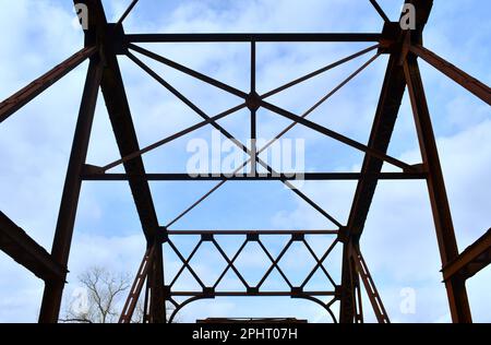 Grand Bridge sul fiume Neosho (alias Grand) a Fort Gibson, Oklahoma, Stati Uniti, Stati Uniti STATI UNITI. Guardando il cielo attraverso la cima del ponte Foto Stock