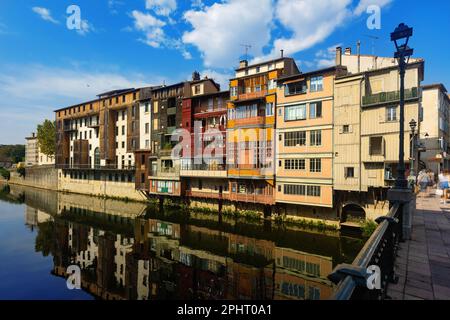 Vecchie case colorate sulla riva del fiume Agout a Castres, Francia Foto Stock