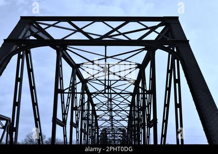 Grand Bridge sul fiume Neosho (alias Grand) a Fort Gibson, Oklahoma, Stati Uniti, Stati Uniti STATI UNITI. Guardando il cielo attraverso la cima del ponte Foto Stock