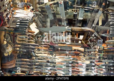 Famosi souvenir in acciaio di Toledo in negozio Foto Stock