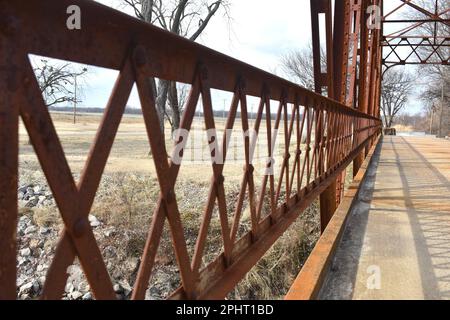 Grand Bridge sul fiume Neosho (alias Grand) a Fort Gibson, Oklahoma, Stati Uniti, Stati Uniti STATI UNITI. Guardando verso il basso la ringhiera. Foto Stock