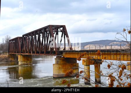 Ponte della Union Pacific Railroad sul fiume Neosho (Grand) a Fort Gibson, Oklahoma, Stati Uniti. Questo ponte corre parallelamente al Grand Bridge. Foto Stock