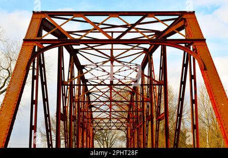 Grand Bridge sul fiume Neosho (alias Grand) a Fort Gibson, Oklahoma, Stati Uniti, Stati Uniti STATI UNITI. Guardando il cielo attraverso la cima del ponte Foto Stock