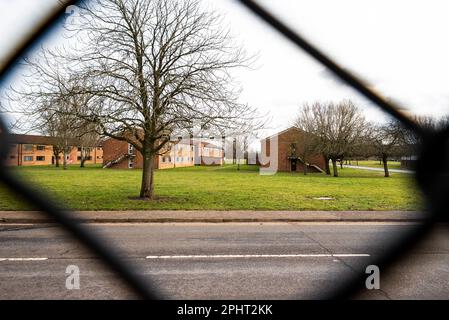 L'Ufficio domestico ha annunciato il 29th marzo 2023 che una base ex RAF a Wethersfield, qui raffigurata, sarà utilizzata per la stiva di circa 1500 richiedenti asilo / migranti. MDP Wethersfield come base è attualmente conosciuta, è a breve distanza dal villaggio di Wethersfield e vicino alla città Essex di Braintree. Vi è opposizione locale al proposto centro di asilo, sia dagli abitanti locali attraverso la Fields Association e il Braintree District Council. Gabriel Clarke-Holland, residente a Wethersfield, e il Braintree District Council, intendono intraprendere azioni legali contro l'Home Office. Credito: Stephen Bell/Alamy Foto Stock