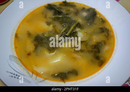 Un piatto di brodo galiziano sano dalla Spagna Foto Stock